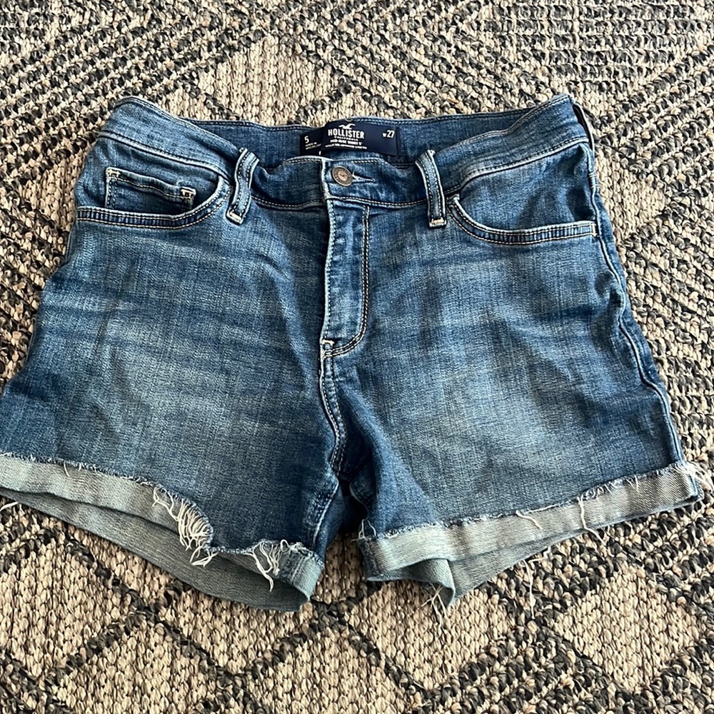 HOLLISTER- Mid rise shorts 5”